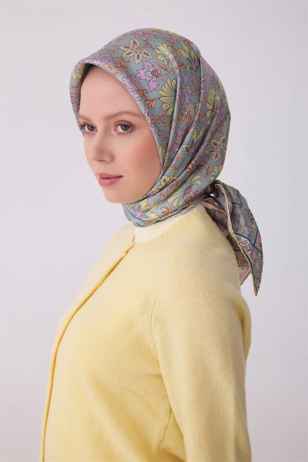 Belli Gri Çok Renkli Etnik Desen %100 Twill İpek Eşarp 4314D 80