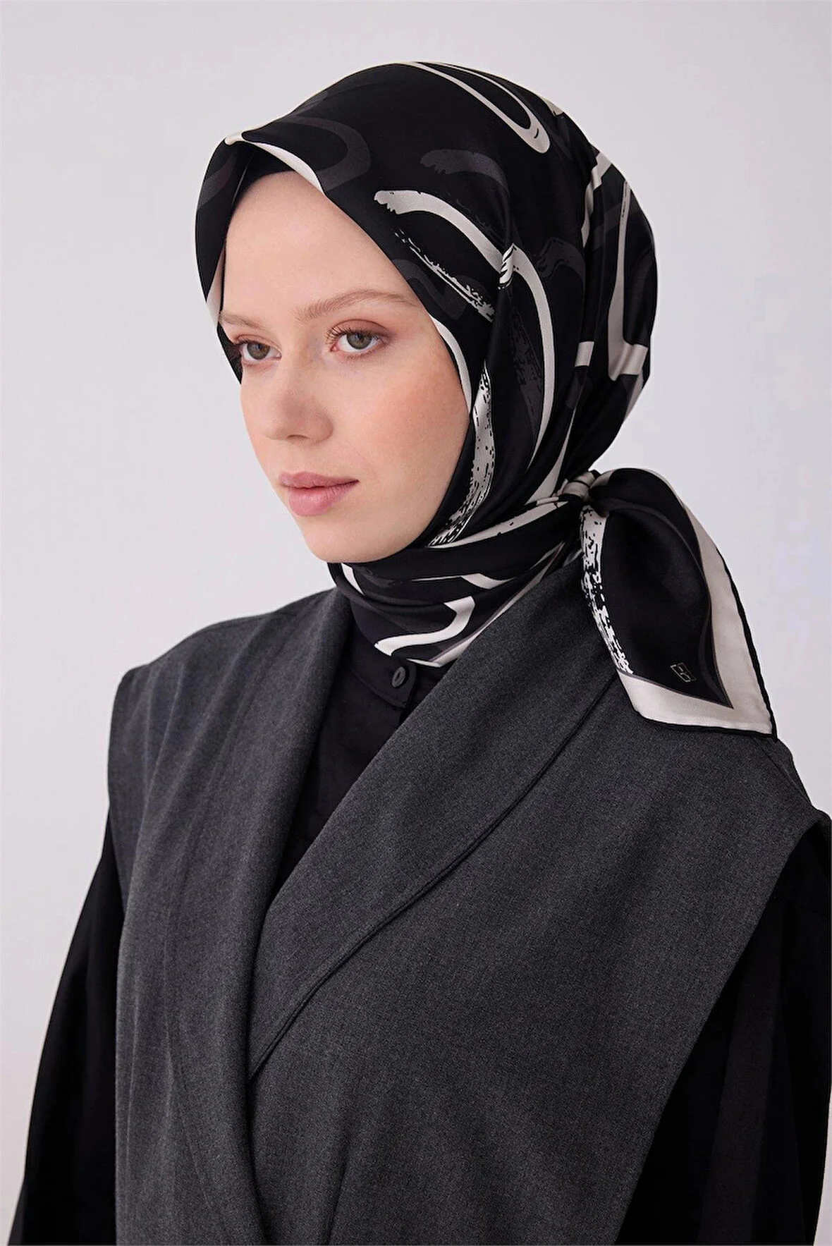 Belli Siyah Geometrik Desen %100 Twill İpek Eşarp 4309D 01